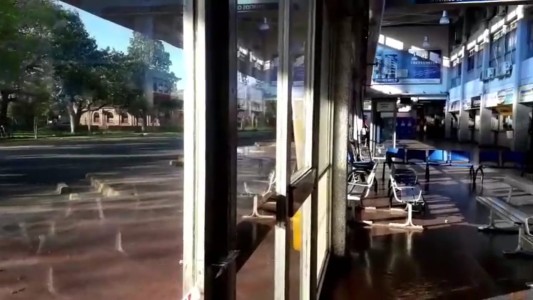 Desoladora postal de la Terminal de Ómnibus en un Viernes Santo atípico