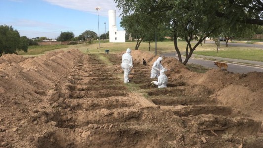 Cavan cientos de fosas en un cementerio de Córdoba para adelantarse a la pandemia