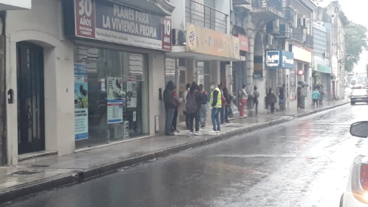 La lluvia complica la atención en los bancos con mayor afluencia de público