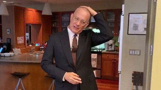 Tras recuperarse de coronavirus, reapareció Tom Hanks y explicó por qué no tiene pelo