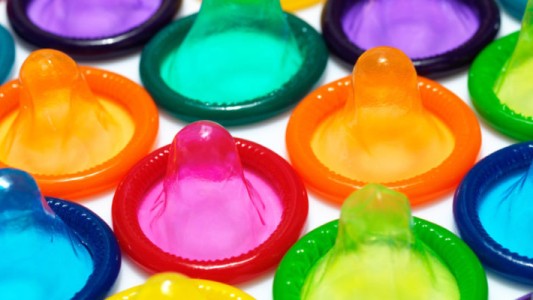 Cerró la principal fábrica de profilácticos en el mundo por el coronavirus