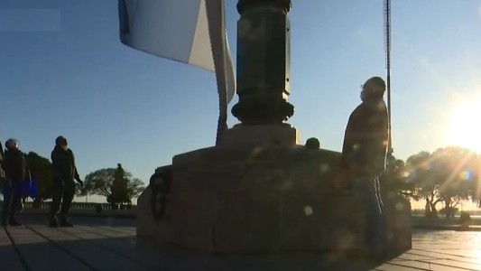 La Bandera volvió a flamear en lo alto del Monumento gracias a los excombatientes