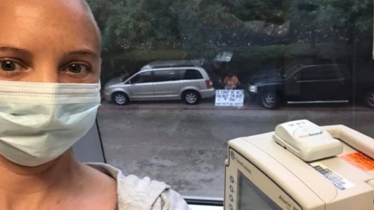 El hombre que acompaña a su mujer con cáncer desde la vereda de su casa