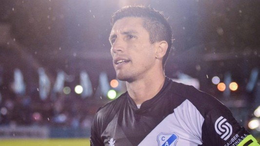 El arquero del ascenso que hace delivery para atajar a los necesitados de la pandemia