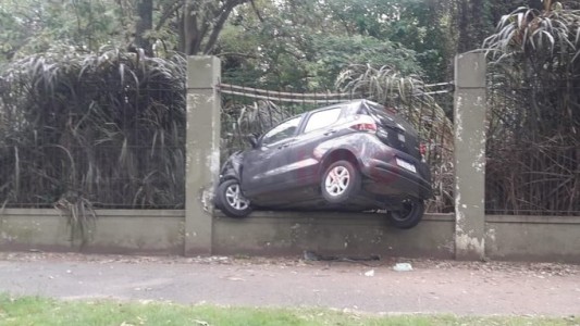La Plata: una policía se estrelló con el auto contra las rejas del ex Zoo
