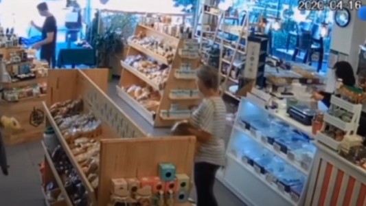 Video: mechera robó productos de valor en una dietética