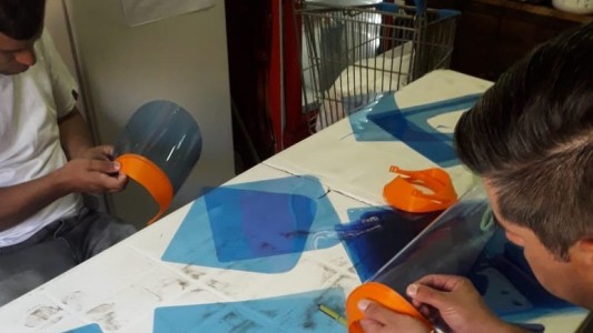 Presos bahienses fabrican vinchas con impresoras 3D para máscaras faciales por el COVID-19