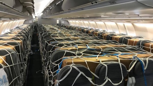 Llegó a Ezeiza el vuelo de Aerolíneas Argentinas con insumos médicos de China