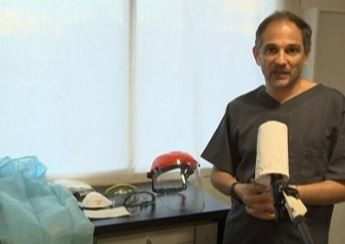 Odontólogos exceptuados: los pacientes deben usar botas, antiparras, cofias y camisolín