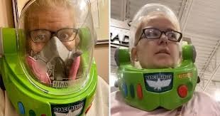 Video: la mujer que se puso el casco de Buzz Lightyear para ir al supermercado