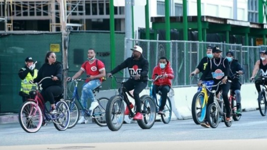 Mayweather rompió la cuarentena en Los Ángeles y salió a andar en bicicleta