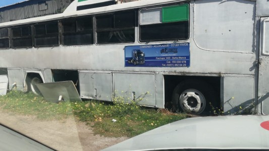 Llegó ebrio, se acostó a dormir debajo de un colectivo y quedó atorado