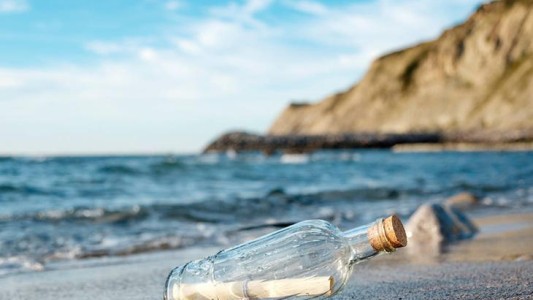 Pusieron un mensaje en una botella y la tiraron al mar: 40 años después recibieron la respuesta