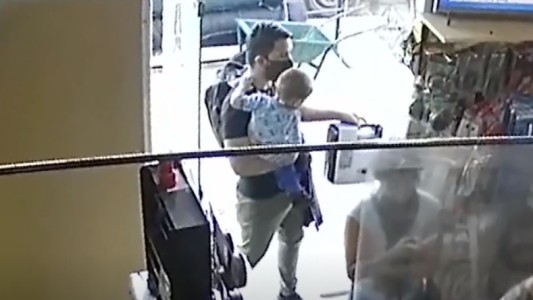 Video: una pareja robo en una ferretería con el bebé en brazos