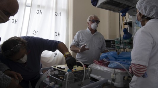 Sobreviviente de la tragedia de Los Andes creó un respirador para que la gente no muera de "sed de aire"