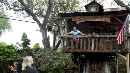 El médico que se fue a vivir a la casa del árbol para aislarse de su familia