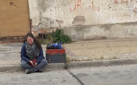 Le sacaron la moto mientras vendía pan casero por la crisis y su foto se volvió viral