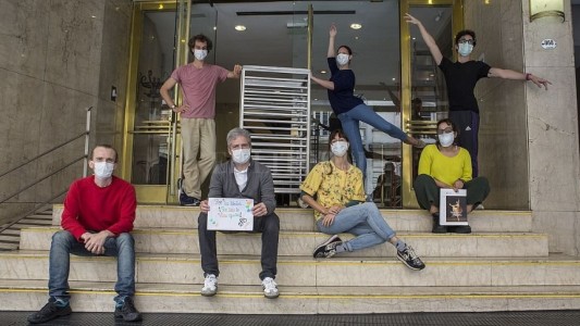 Integrantes del Ballet Estable del Teatro Colón asisten como voluntarios a personas en cuarentena