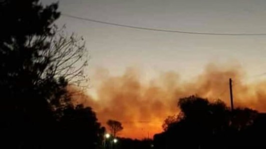 Los Amores: desesperado combate de las llamas que están cercando al pueblo