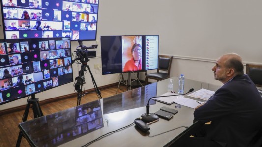 Perotti mantuvo un encuentro de trabajo con el comité de expertos en salud