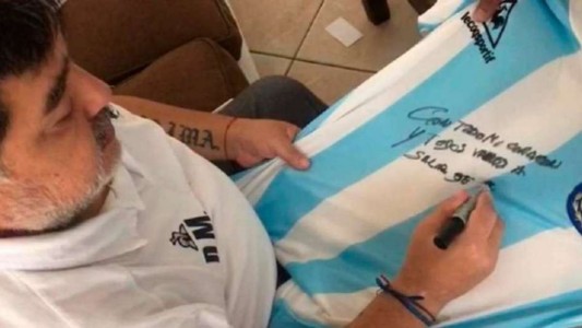 Maradona obsequia camiseta de la selección argentina para subasta solidaria
