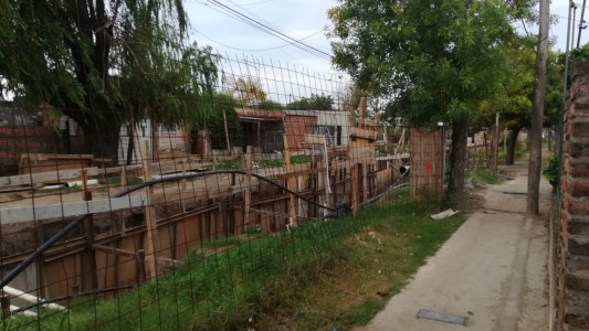 En Loyola Sur advierten que obra abandonada “es una cría de mosquitos constante”