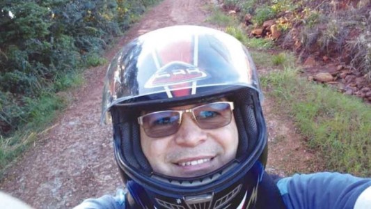 El profesor que viajó tres días por Misiones en moto para repartir la tarea a sus alumnos