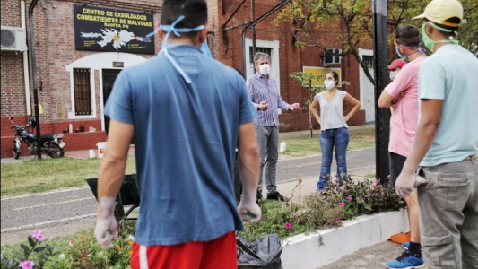 Ida y vuelta solidaria: retribuyen con labores al refugio que los alberga