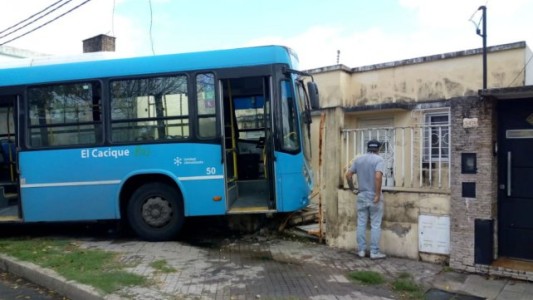 Rosario: una chofer de colectivo se desvaneció y se incrustó en una casa