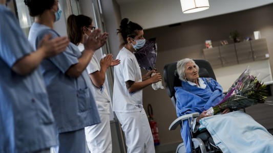 Tras cumplir 100 años, se recuperó del coronavirus y salió del hospital