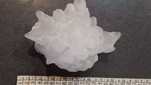 Video: en Argentina cayó la piedra de granizo más grande del mundo