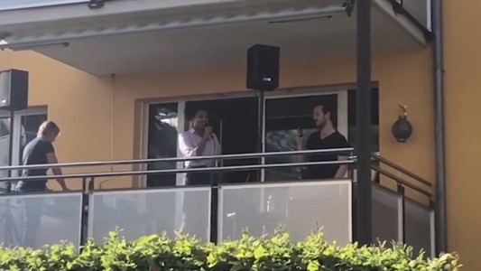 El recital en un balcón que terminó mal tras las quejas de un vecino