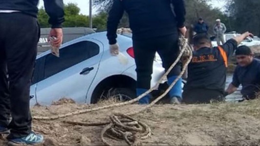 Violaron la cuarentena, se emborracharon y cayeron con su auto a un canal