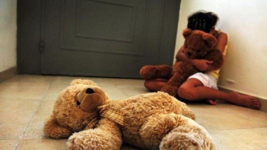 Denuncian que le dieron prisión domiciliaria a un hombre que abusó a sus tres nietas