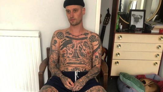 El joven que se hace un tatuaje por día durante la cuarentena