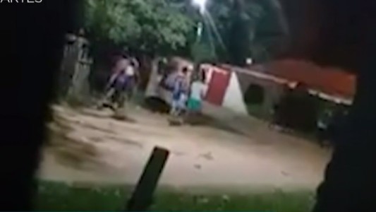 Violaron la cuarentena para jugar al fútbol y apedrearon a los policías