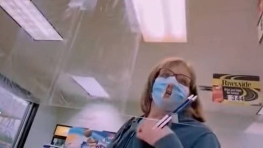 Video: la mujer que decidió cortar su barbijo en la boca para "respirar mejor"