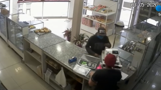 Robo expres: en 30 segundos se llevan la recaudación de una panadería