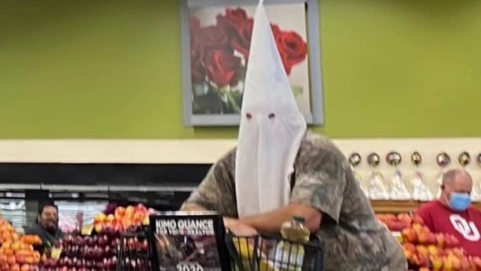 Fue al supermercado con una capucha del Ku Klux Klan a modo de "tapaboca"