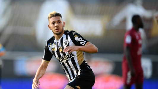 Futbolista a juicio por masturbarse frente a una vecina