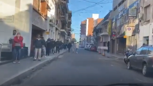 Largas colas para cobrar el IFE en sucursales del Correo