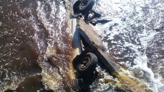 Mar Chiquita: una camioneta cayó a un arroyo y buscan a sus ocupantes