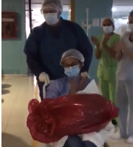 Video conmovedor: así despidieron a una enfermera que tuvo coronavirus y fue dada de alta