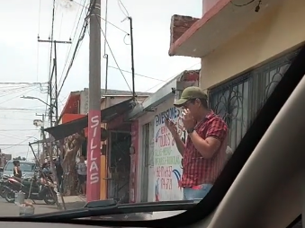 Video de TikTok: llamó su amante y se olvidó que tenía el celular conectado al auto