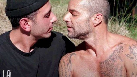 Ricky Martin y su esposo mostraron el backstage del beso para el video de Residente
