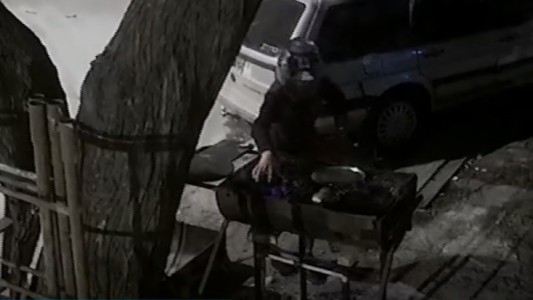 Video: preparó un asado en la vereda y motochorros le robaron la carne