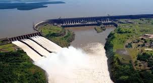 Video: la represa de Itaipú abrió sus compuertas para elevar el nivel del río Paraná
