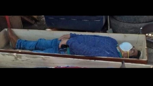 Jefe comunal se hizo el muerto en un ataúd para no ser detenido por violar la cuarentena
