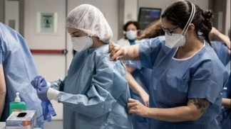 Crean un programa de protección para médicos que combaten al coronavirus