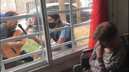Video: emotivo recital para su madre desde la vereda del geriátrico